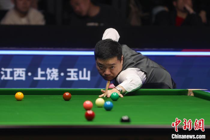 丁俊晖轻松晋级正赛，塞尔比爆冷出局成首日最