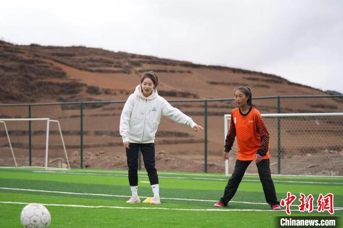 中国女足球员万家瑶走进凉山云端小学 鼓励校园