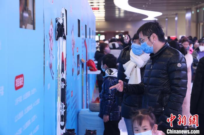 北京冬奥会一周年首都体育馆公益开放日启动冰