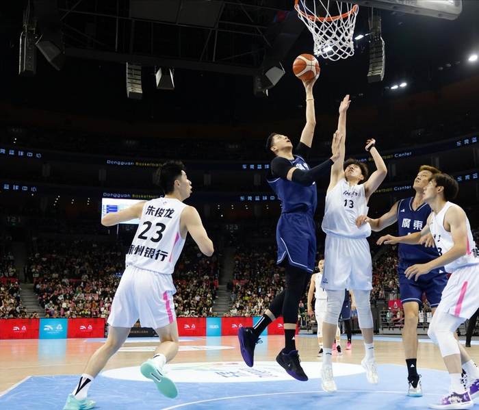 外援高分统治赛场 CBA联赛隐忧浮现