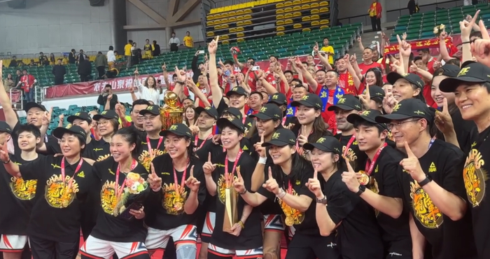 四川女篮登顶WCBA总冠军，男篮0胜42负成最大反差